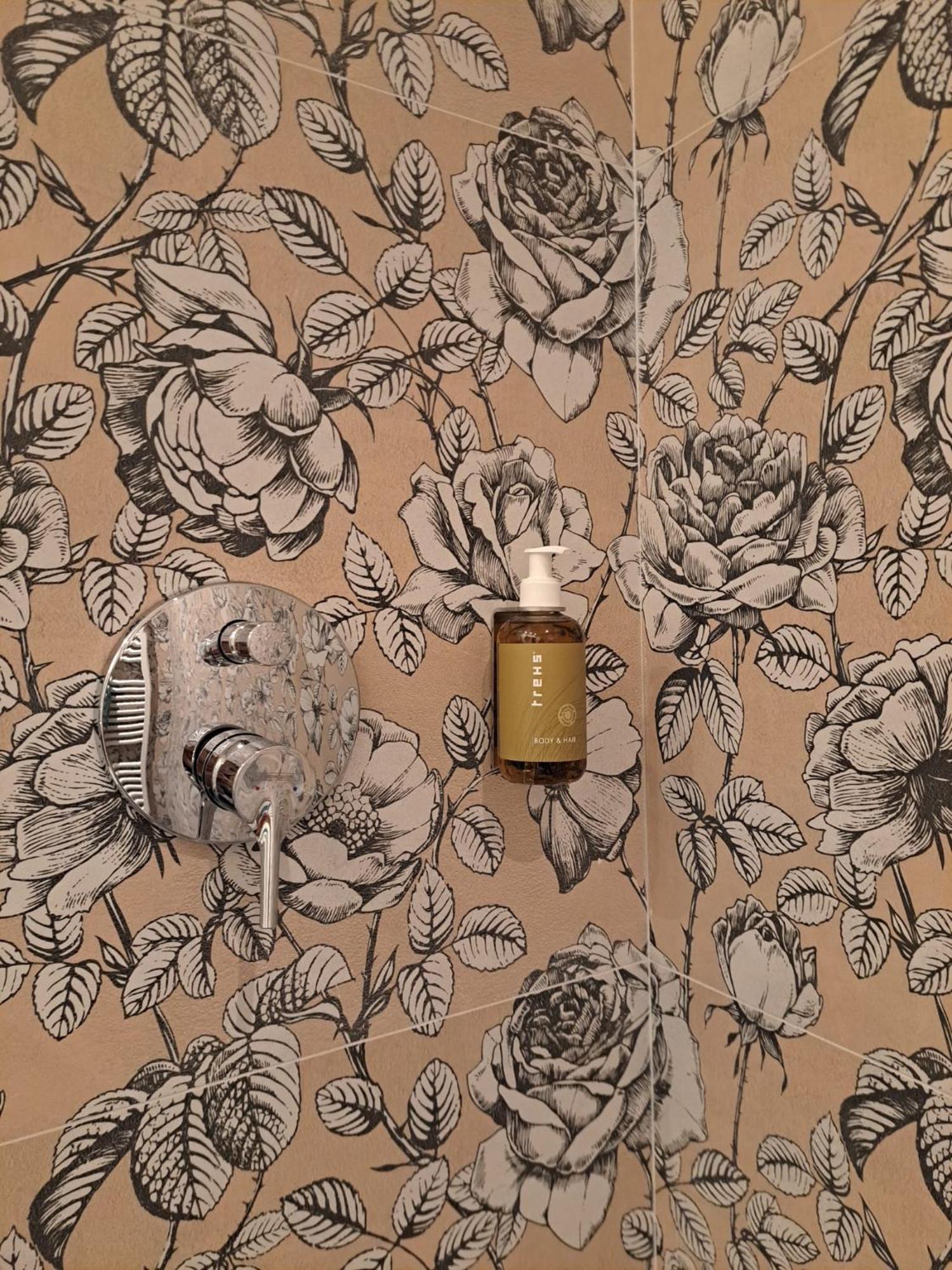 Apartment Wildflower In Privatvilla Im Herzen Merans Exteriör bild