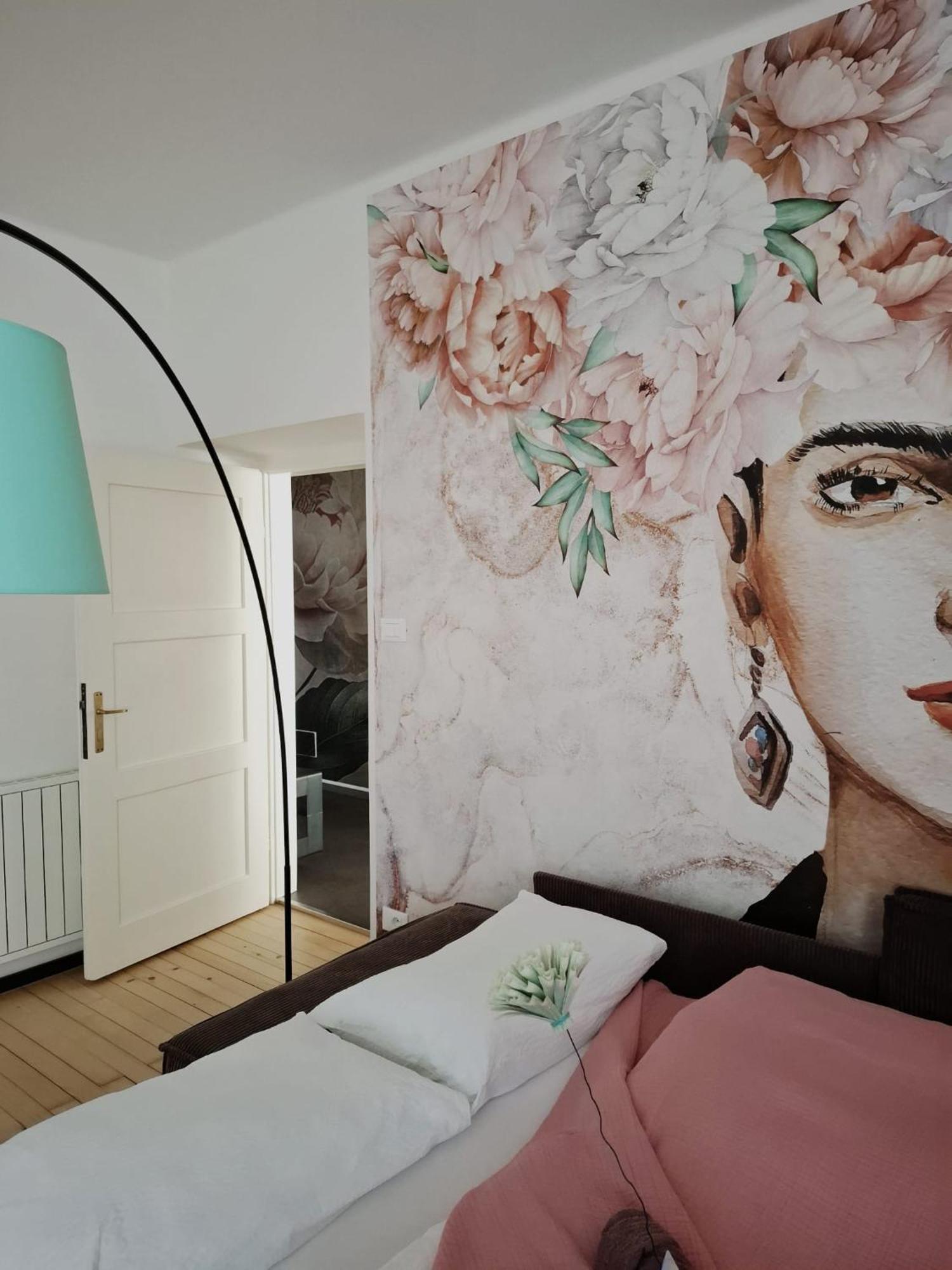 Apartment Wildflower In Privatvilla Im Herzen Merans Exteriör bild
